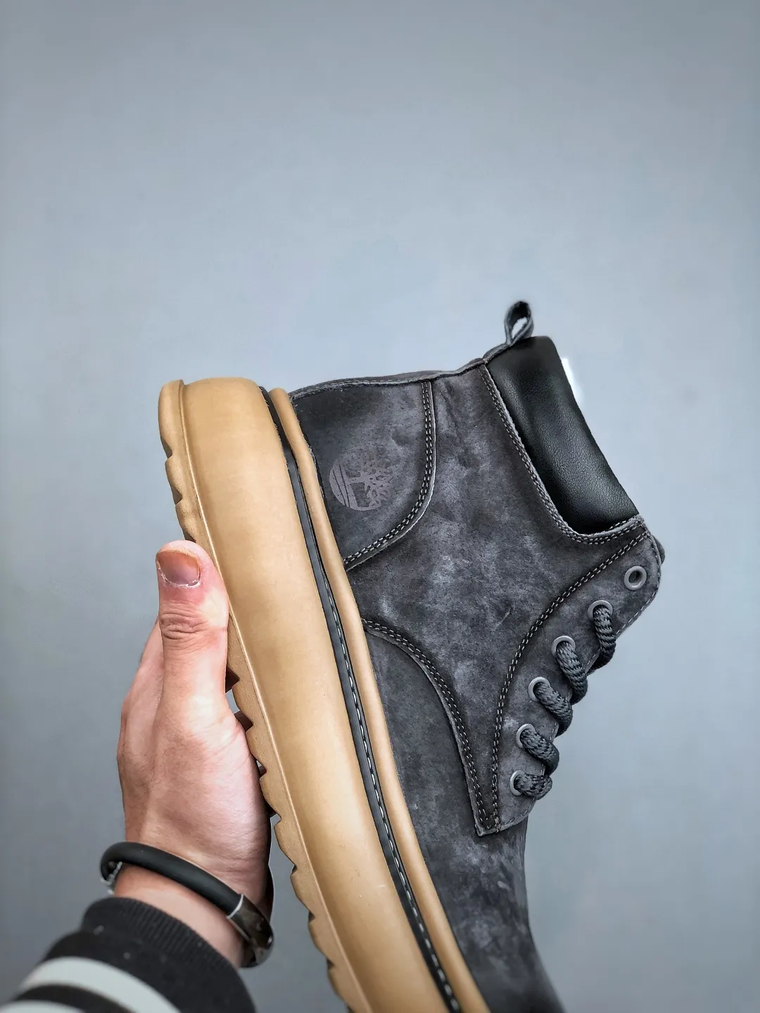 Welfare special offer 💰480 Timberland Timberland new autumn and winter products must-have outdoor casual rhubarb boots series in autumn and winter #Guangdong Dachang quality original box original packaging fashionable and trendy matching The fabric is made of Italian 🇮🇹 top-grade frosted fine-grained cowhide lightweight outsole with anti-odor and anti-corrosion genuine leather latex insoles The outsole and hardware are all made from OEM raw materials Same as the original Goodyear glue process Good products do not kill pigs The quality of the first order is strictly controlled. Exclusively launched on the entire network. The quality is beyond doubt. The whole set is packaged in the same official website to give you a perfect wearing experience. The quality is exquisite and durable. A must-have for sportsmen. Specially designed to handle whether it is handsome or not. High-quality and first-class foot feel. This winter, it is specially used for cold protection and outdoor use. It can be matched casually in daily life. Size: 38-44 (leather shoe size)